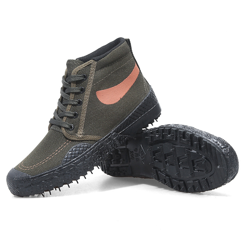 Magas szárú vászon munkavédelmi cipő — légáteresztő, csúszásálló, kopásálló; felsőrész: vászon; talp: gumitalp; magas felső rész; fűzővel zárható; belső: textilbetét