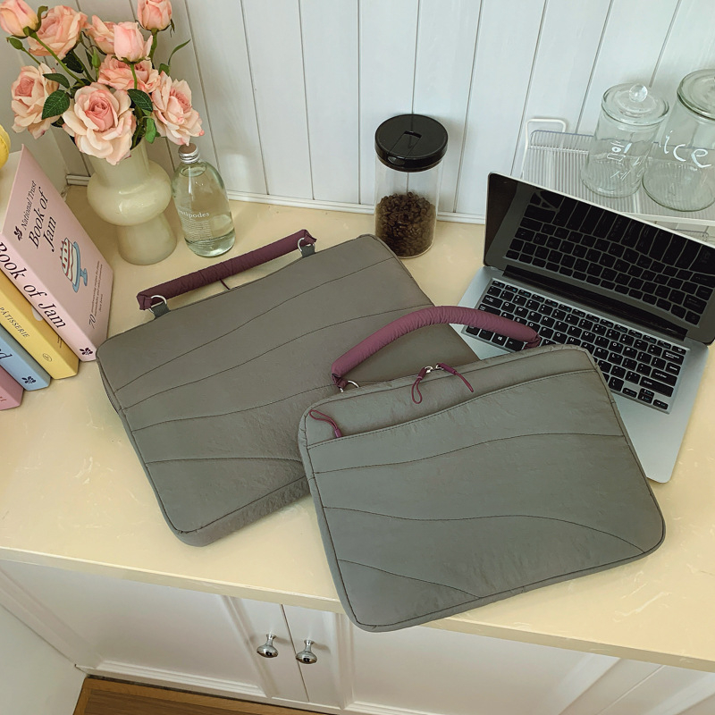 Funda pentru laptop – protecție la șocuri, impermeabilă, rezistentă la uzură, pliabilă; material exterior din poliester.