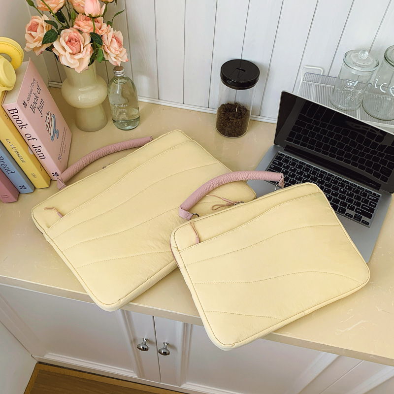 Funda pentru laptop – protecție la șocuri, impermeabilă, rezistentă la uzură, pliabilă; material exterior din poliester.