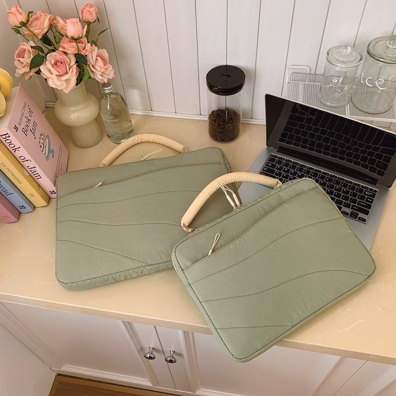 Funda pentru laptop – protecție la șocuri, impermeabilă, rezistentă la uzură, pliabilă; material exterior din poliester.