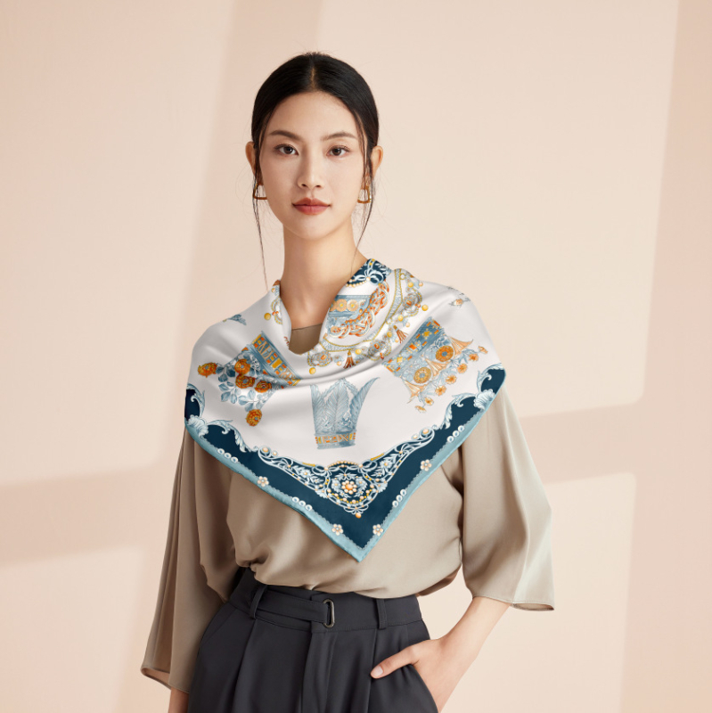 Копринен шал квадрат, сатеново тъкане, Mulberry коприна, оригинален дизайн, есенна колекция