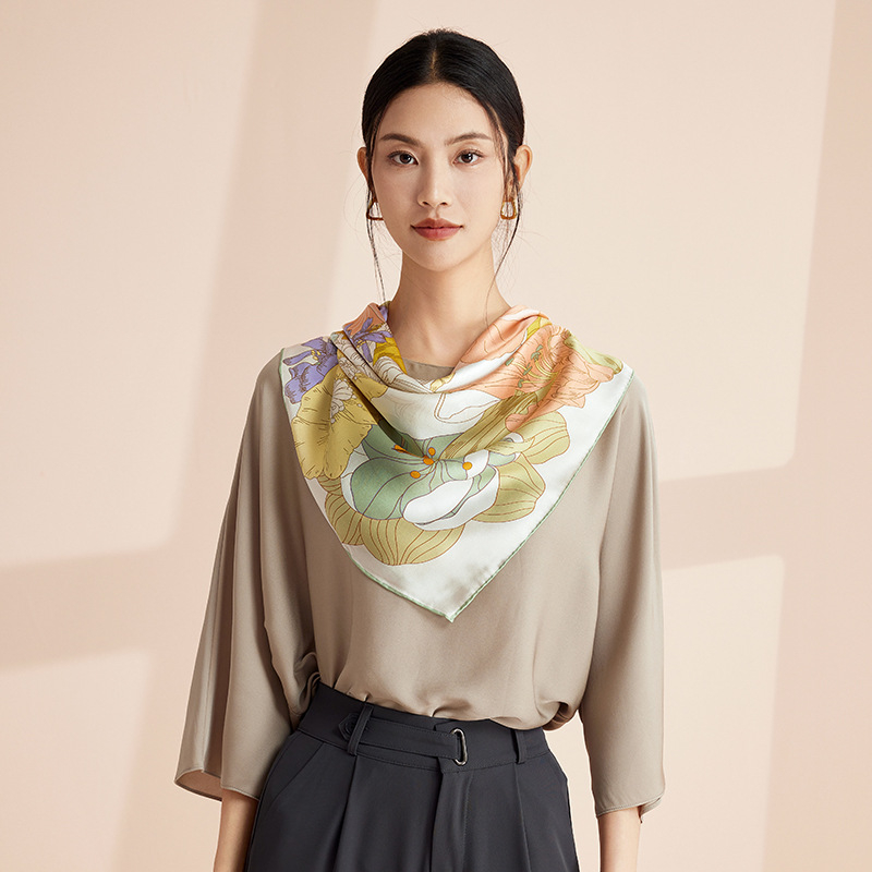 Копринен шал квадрат, сатеново тъкане, Mulberry коприна, оригинален дизайн, есенна колекция