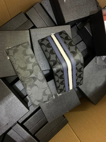 Muški Bi-fold novčanik od PU kože s Lychee teksturom | Materijal: PU; Tekstura: Lychee; Bi-fold dizajn; Vodootporan, Ultra lagan, Proširiv