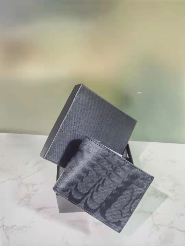 Muški Bi-fold novčanik od PU kože s Lychee teksturom | Materijal: PU; Tekstura: Lychee; Bi-fold dizajn; Vodootporan, Ultra lagan, Proširiv