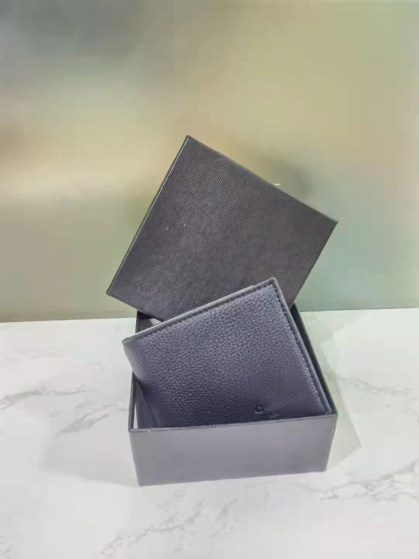 Muški Bi-fold novčanik od PU kože s Lychee teksturom | Materijal: PU; Tekstura: Lychee; Bi-fold dizajn; Vodootporan, Ultra lagan, Proširiv