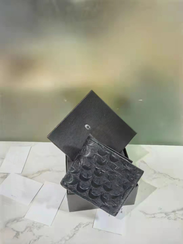 Muški Bi-fold novčanik od PU kože s Lychee teksturom | Materijal: PU; Tekstura: Lychee; Bi-fold dizajn; Vodootporan, Ultra lagan, Proširiv