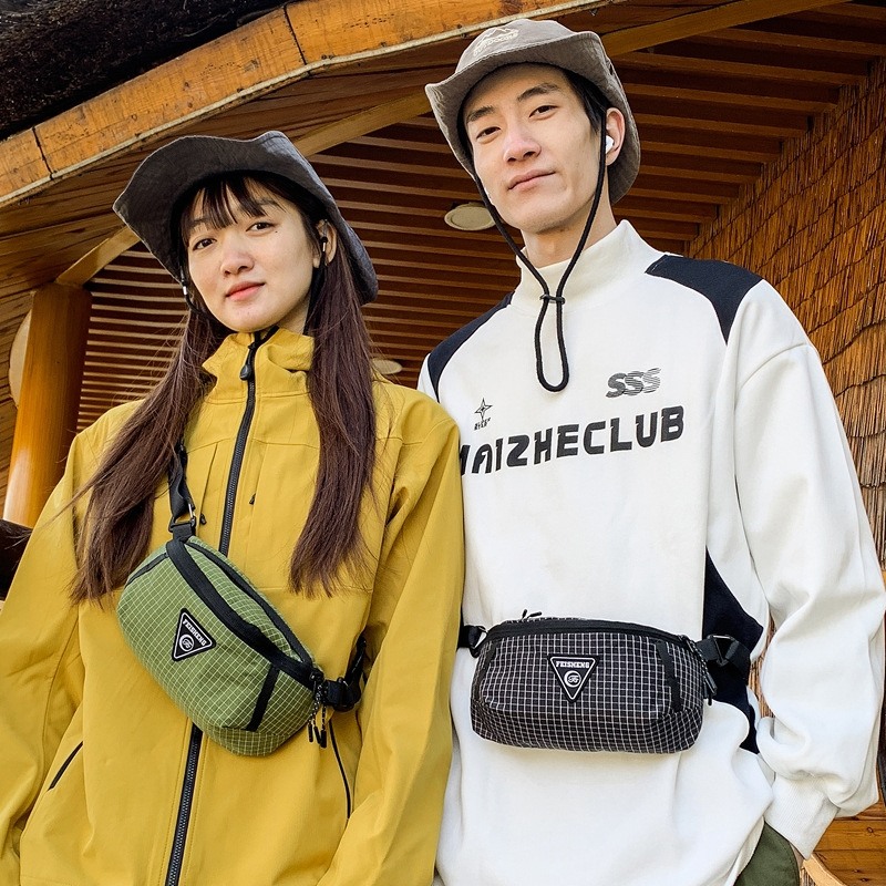 Muška torbica za prsa s crossbody remenom, karirani najlon, prozračna, vodootporna, ultra lagana, kompatibilna s 10-inčnim prijenosnim računalom