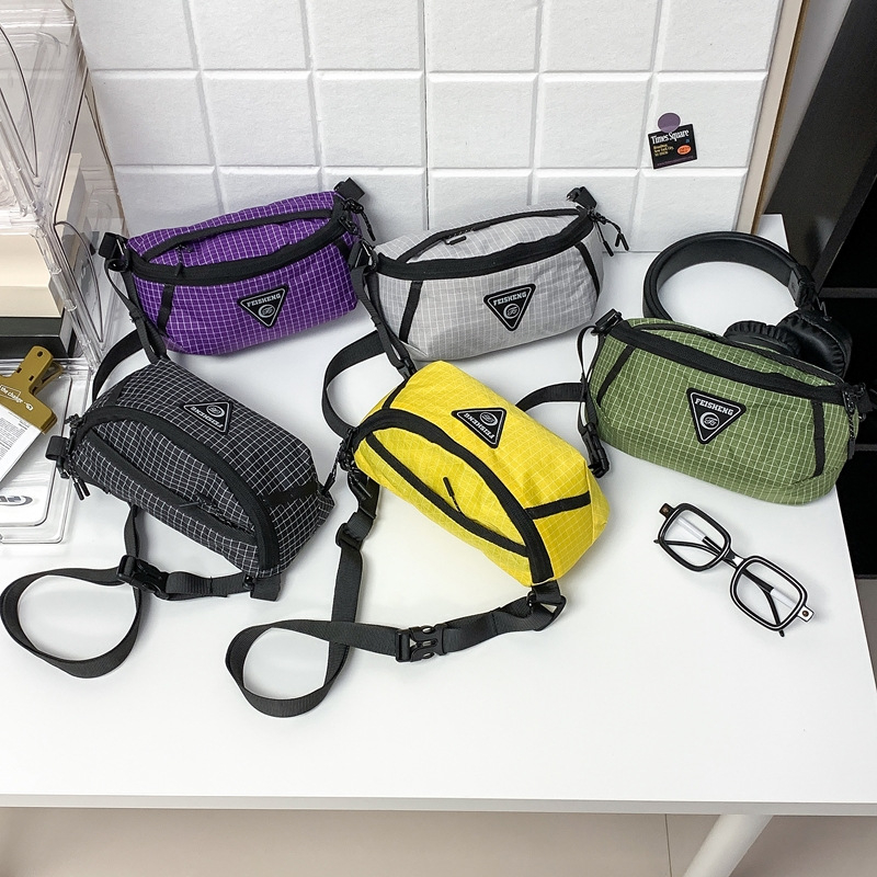 Muška torbica za prsa s crossbody remenom, karirani najlon, prozračna, vodootporna, ultra lagana, kompatibilna s 10-inčnim prijenosnim računalom
