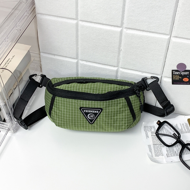 Muška torbica za prsa s crossbody remenom, karirani najlon, prozračna, vodootporna, ultra lagana, kompatibilna s 10-inčnim prijenosnim računalom