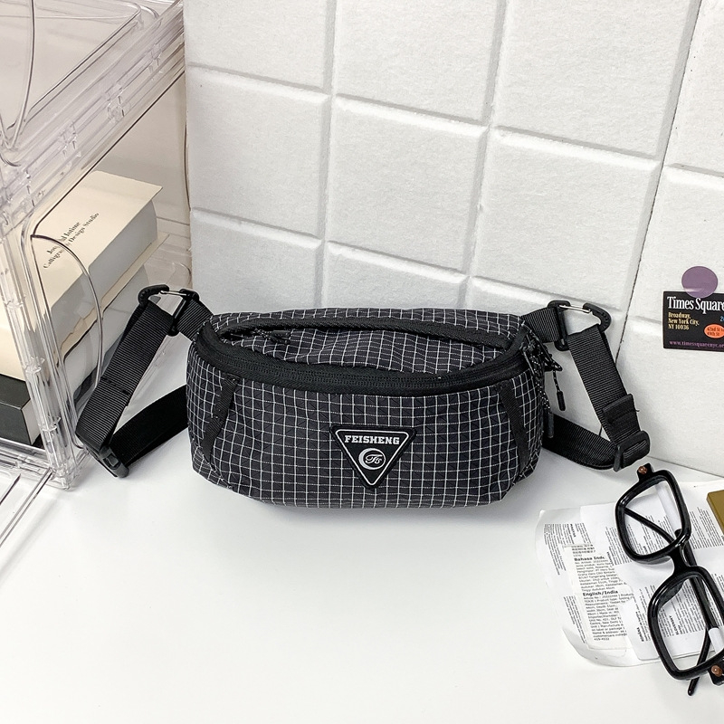 Muška torbica za prsa s crossbody remenom, karirani najlon, prozračna, vodootporna, ultra lagana, kompatibilna s 10-inčnim prijenosnim računalom