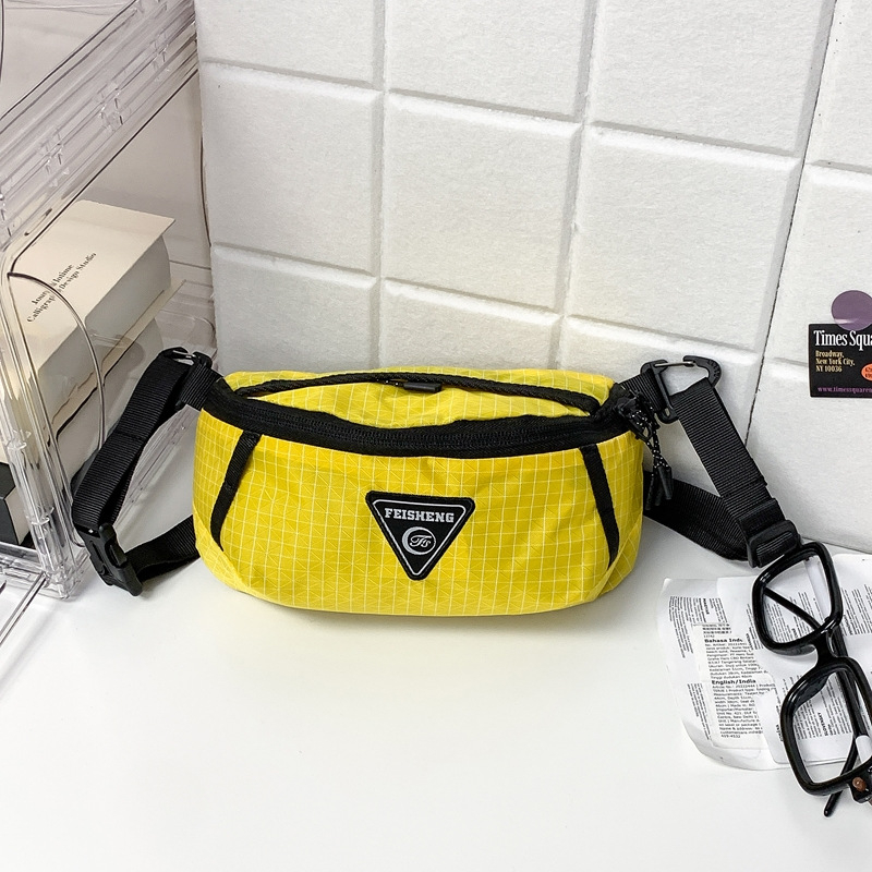 Muška torbica za prsa s crossbody remenom, karirani najlon, prozračna, vodootporna, ultra lagana, kompatibilna s 10-inčnim prijenosnim računalom