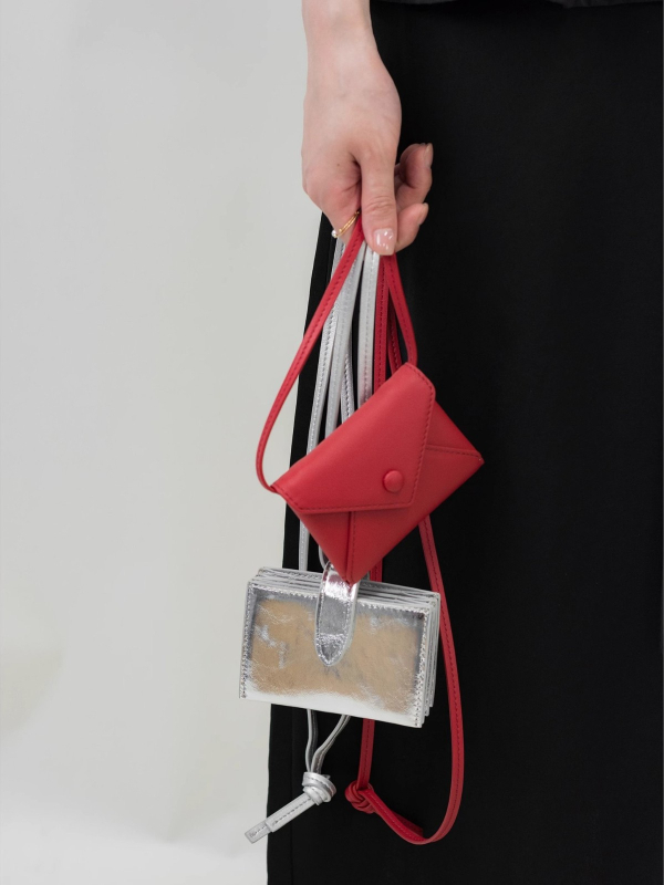 Μικρό πορτοφόλι-θήκη καρτών από πρώτο στρώμα βοδινού δέρματος, γνήσιο δέρμα, υπερ-ελαφρύ, αστικός μινιμαλισμός, επένδυση από δέρμα βοδινού