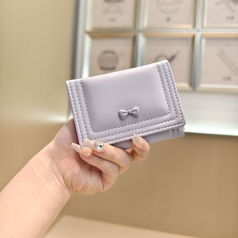 Ženski novčanik s mašnicom, korejski stil, dizajn s tri presavijanja; PU materijal; podstava od poliestera; jednobojni uzorak; svjež i sladak stil; otporan na habanje, zaštita od krađe