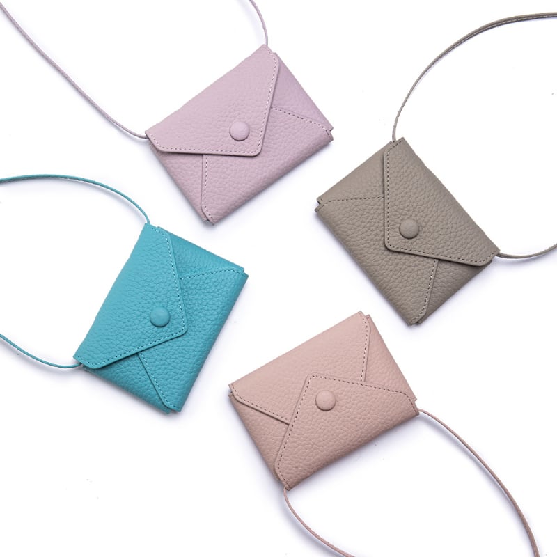 Mini crossbody držač kartice — prava koža, prvi sloj teleće kože, jednobojni uzorak, svjež i sladak stil, ljeto 2025