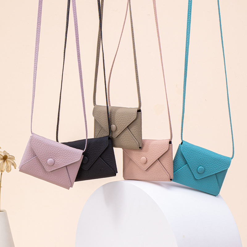 Mini crossbody držač kartice — prava koža, prvi sloj teleće kože, jednobojni uzorak, svjež i sladak stil, ljeto 2025