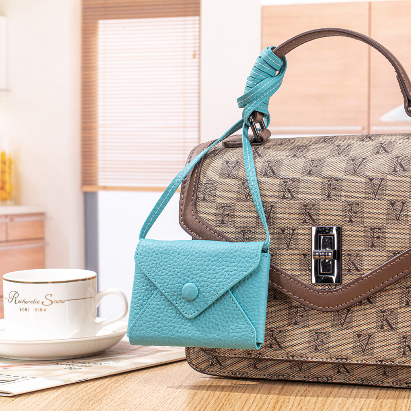 Mini crossbody držač kartice — prava koža, prvi sloj teleće kože, jednobojni uzorak, svjež i sladak stil, ljeto 2025