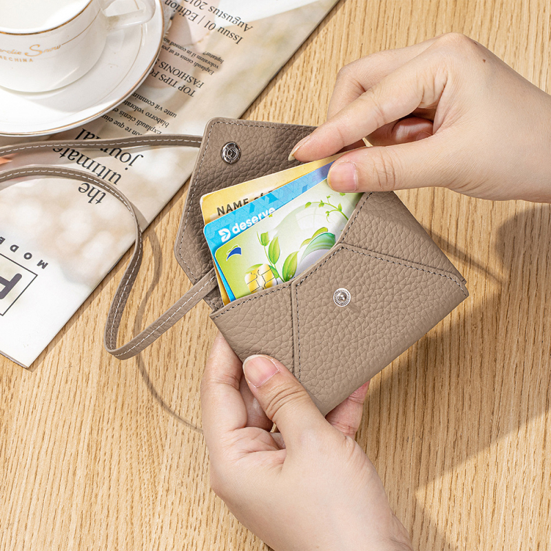 Mini crossbody držač kartice — prava koža, prvi sloj teleće kože, jednobojni uzorak, svjež i sladak stil, ljeto 2025