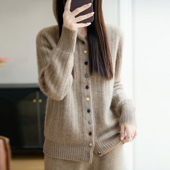 Kapucnis gyapjú kardigán, kábelminta kötés, gombos zárás, szabályos szabás, hosszú ujjak, közepes vastagság