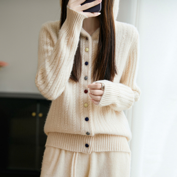 Kapucnis gyapjú kardigán, kábelminta kötés, gombos zárás, szabályos szabás, hosszú ujjak, közepes vastagság