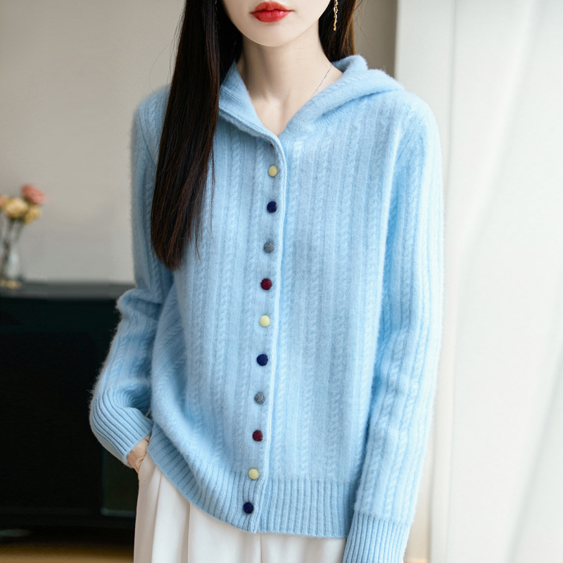 Kapucnis gyapjú kardigán, kábelminta kötés, gombos zárás, szabályos szabás, hosszú ujjak, közepes vastagság