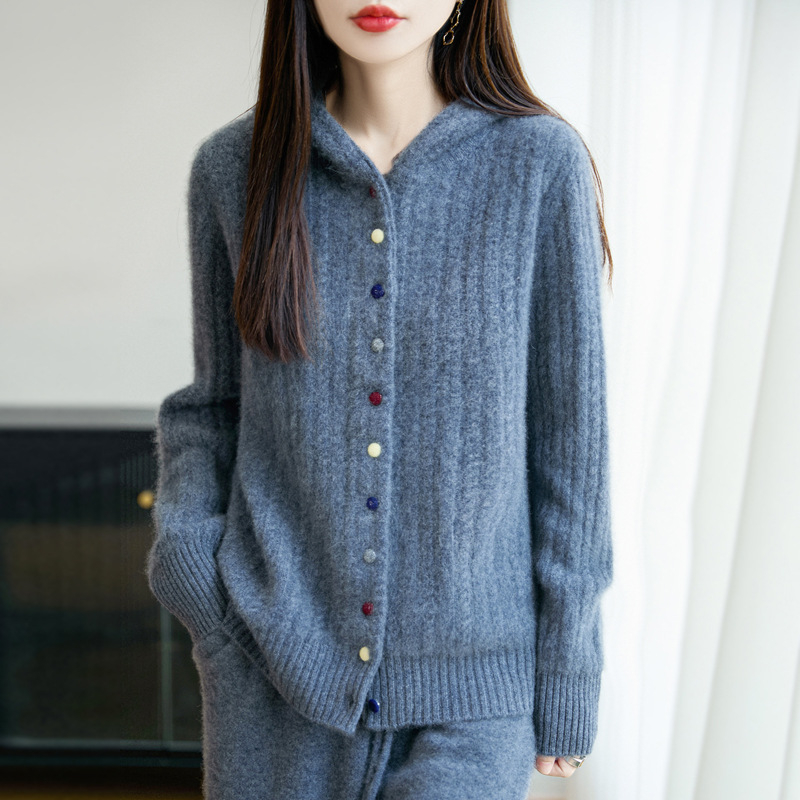 Kapucnis gyapjú kardigán, kábelminta kötés, gombos zárás, szabályos szabás, hosszú ujjak, közepes vastagság