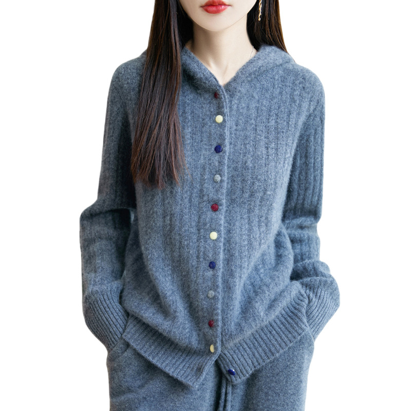 Kapucnis gyapjú kardigán, kábelminta kötés, gombos zárás, szabályos szabás, hosszú ujjak, közepes vastagság