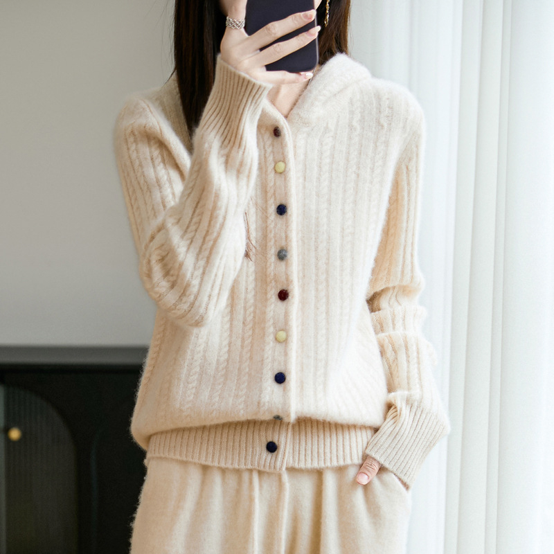 Kapucnis gyapjú kardigán, kábelminta kötés, gombos zárás, szabályos szabás, hosszú ujjak, közepes vastagság