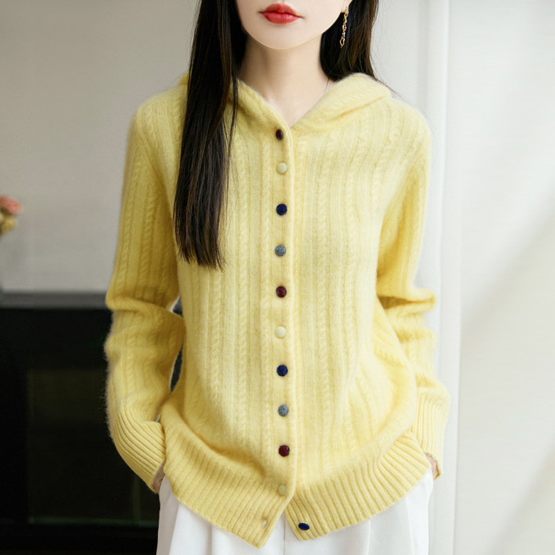 Kapucnis gyapjú kardigán, kábelminta kötés, gombos zárás, szabályos szabás, hosszú ujjak, közepes vastagság