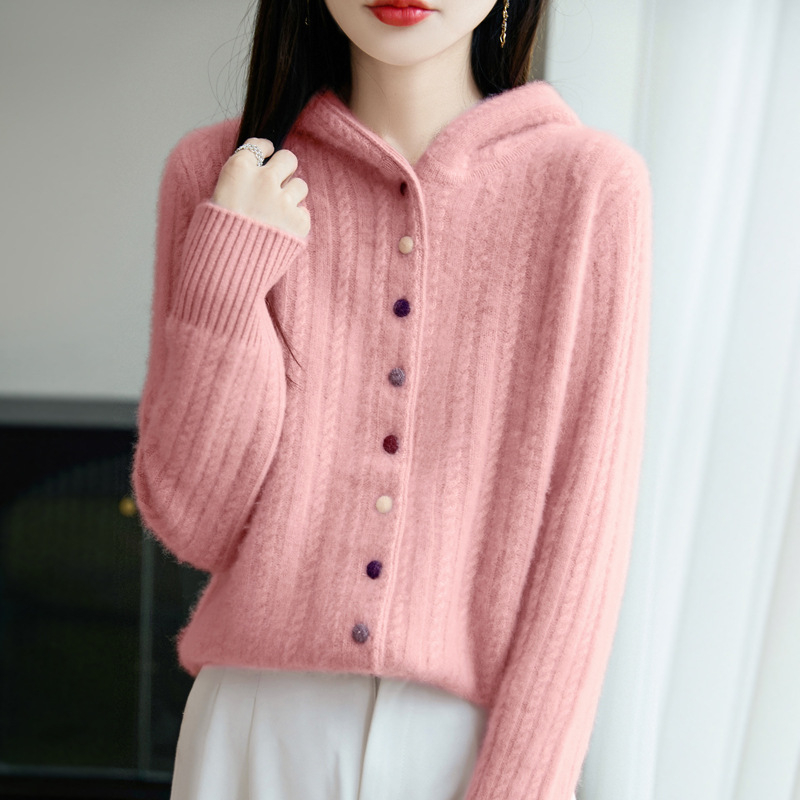 Kapucnis gyapjú kardigán, kábelminta kötés, gombos zárás, szabályos szabás, hosszú ujjak, közepes vastagság