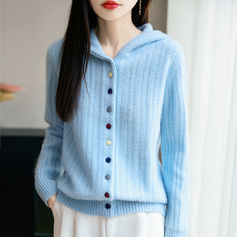 Kapucnis gyapjú kardigán, kábelminta kötés, gombos zárás, szabályos szabás, hosszú ujjak, közepes vastagság