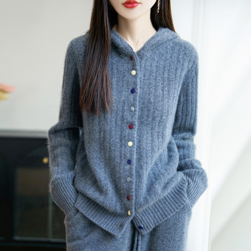 Kapucnis gyapjú kardigán, kábelminta kötés, gombos zárás, szabályos szabás, hosszú ujjak, közepes vastagság