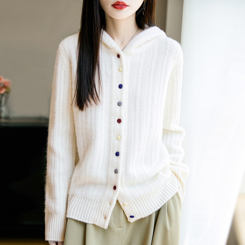 Kapucnis gyapjú kardigán, kábelminta kötés, gombos zárás, szabályos szabás, hosszú ujjak, közepes vastagság