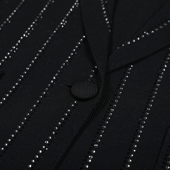 Dámsky štíhly pletený kabát z viskózy (70–80%), dlhé rukávy, golier v štýle saka, zapínanie na jedno tlačidlo