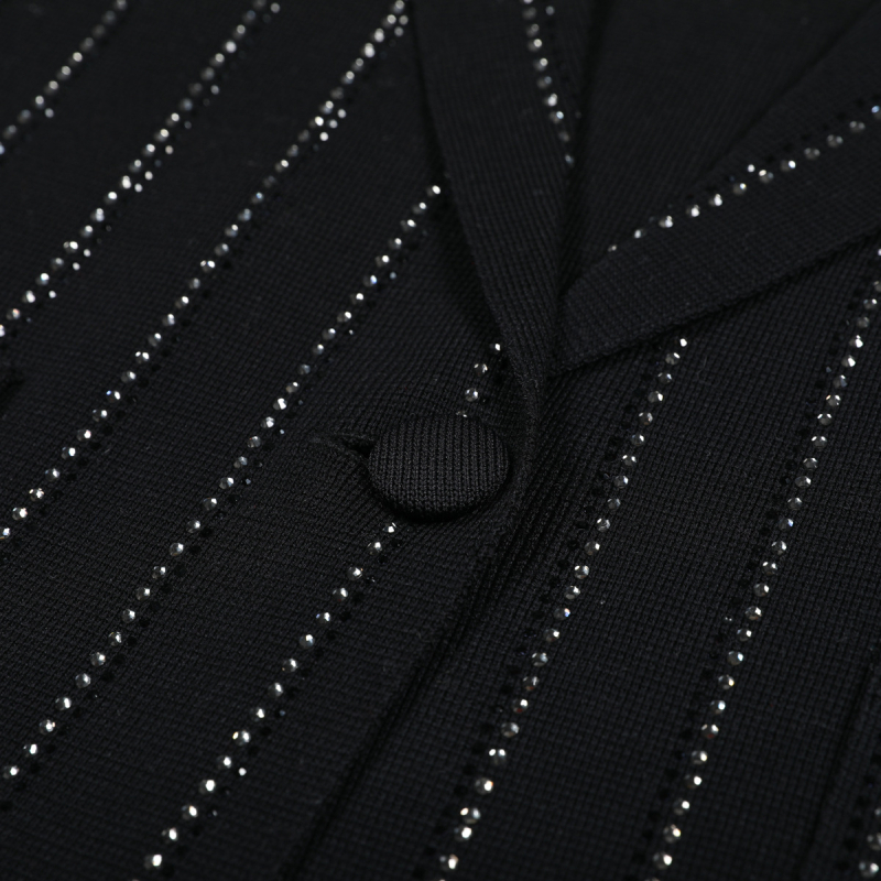 Dámsky štíhly pletený kabát z viskózy (70–80%), dlhé rukávy, golier v štýle saka, zapínanie na jedno tlačidlo