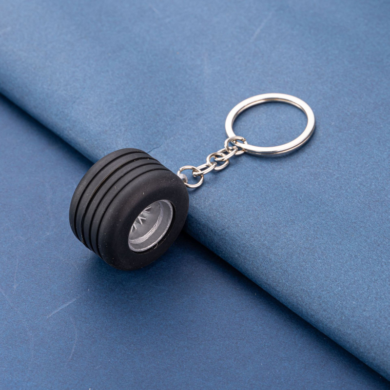 Silikonski privjesak za ključeve u obliku automobilcke gume s modelom felne, pakiran u zasebnom pakiranju