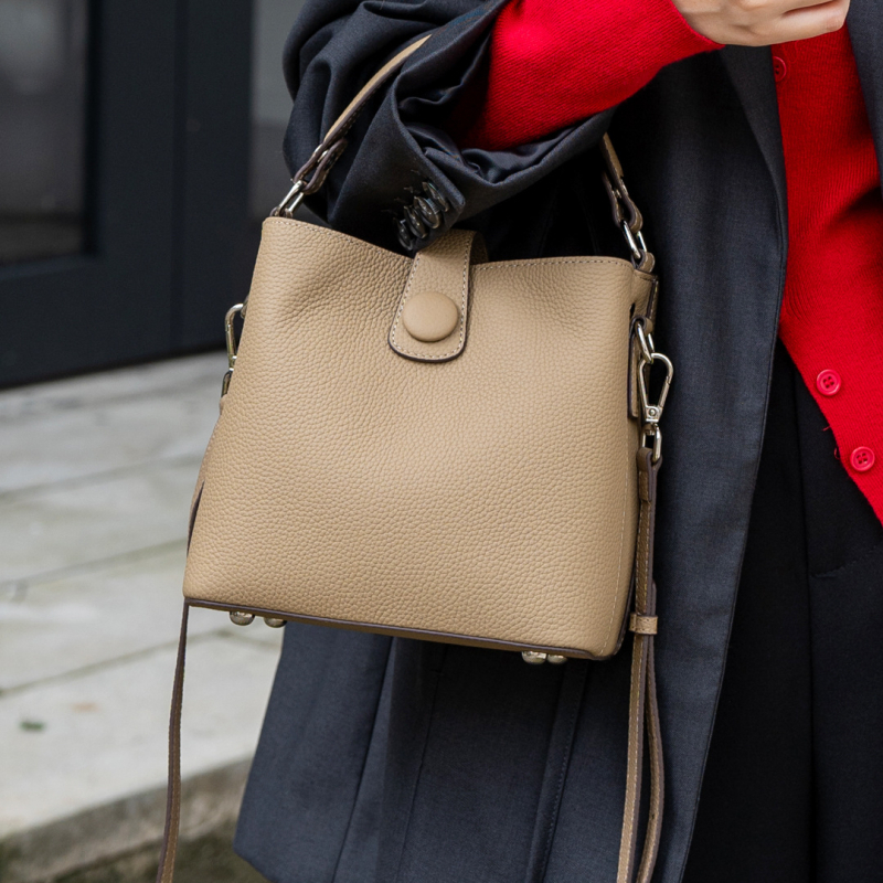 Bucket torba od prave kože, prvi sloj kravljeg kože, zatvaranje zipom, jednostruka naramenica, unutarnji džepovi