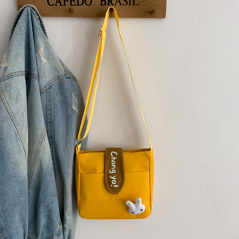 Ženska platnena crossbody torba – mala kvadratna forma, magnetsko zatvaranje, unutarnja džep sa zipom i džep za telefon