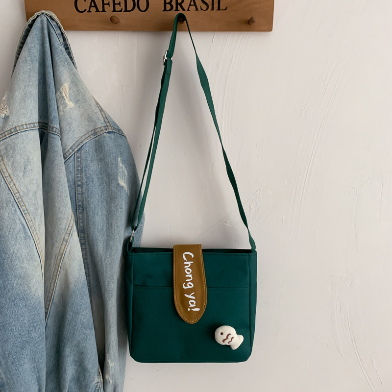 Ženska platnena crossbody torba – mala kvadratna forma, magnetsko zatvaranje, unutarnja džep sa zipom i džep za telefon