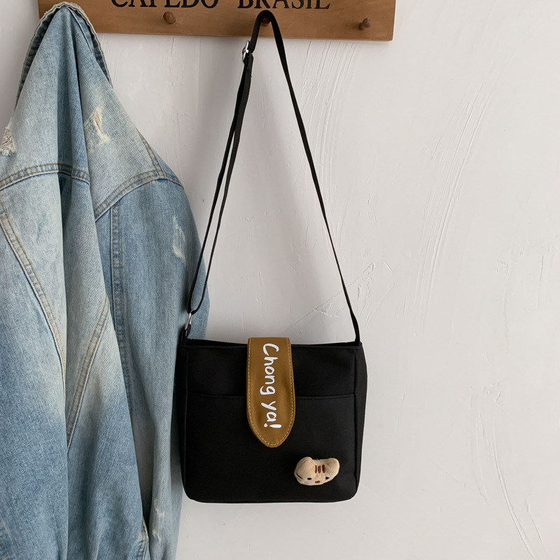 Ženska platnena crossbody torba – mala kvadratna forma, magnetsko zatvaranje, unutarnja džep sa zipom i džep za telefon