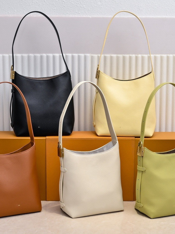 Ženska tote torba od sintetičke kože, bucket bag stil, podstava od lažnog baršuna, unutarnja pretinica za mobitel, otvoreni gornji dio
