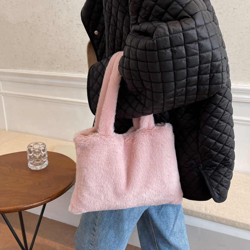 Ženska pliš torbica crossbody — horizontalni kvadratni oblik, magnetsko zatvaranje, podstava od poliestera