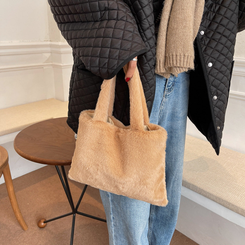 Ženska pliš torbica crossbody — horizontalni kvadratni oblik, magnetsko zatvaranje, podstava od poliestera