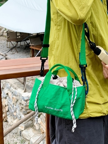 Ženska crossbody torbica, Oxford tkanina, oblik košare, zatvaranje šnurlom, džep za dokumente, jedna naramenica, ljeto 2025