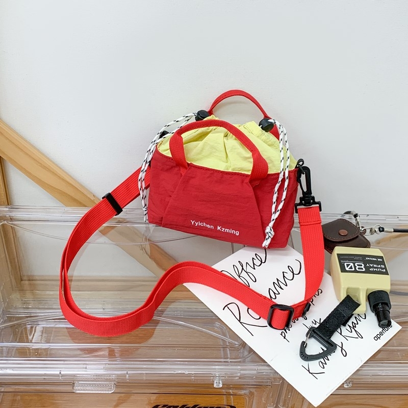 Ženska crossbody torbica, Oxford tkanina, oblik košare, zatvaranje šnurlom, džep za dokumente, jedna naramenica, ljeto 2025