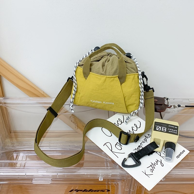 Ženska crossbody torbica, Oxford tkanina, oblik košare, zatvaranje šnurlom, džep za dokumente, jedna naramenica, ljeto 2025