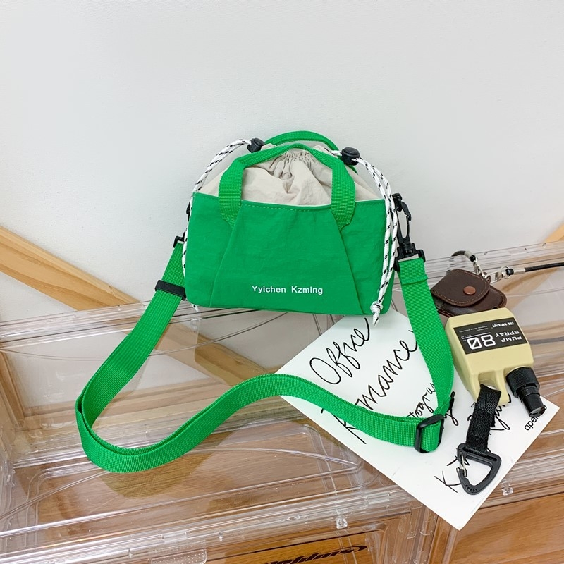 Ženska crossbody torbica, Oxford tkanina, oblik košare, zatvaranje šnurlom, džep za dokumente, jedna naramenica, ljeto 2025