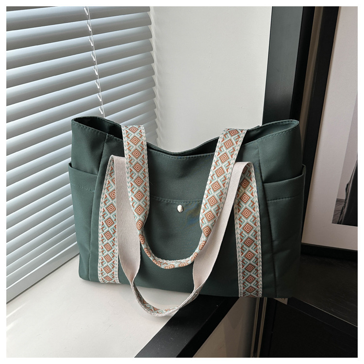 Ženska tote torba od Oxford platna – street trend, zatvarač, vodoravni kvadratični oblik, 3D vanjski dio