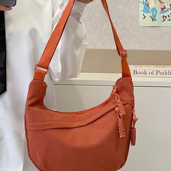Crossbody torba u obliku dumplinga, gradski stil, kompozitni materijal, zatvaranje na zip, poliester podstava