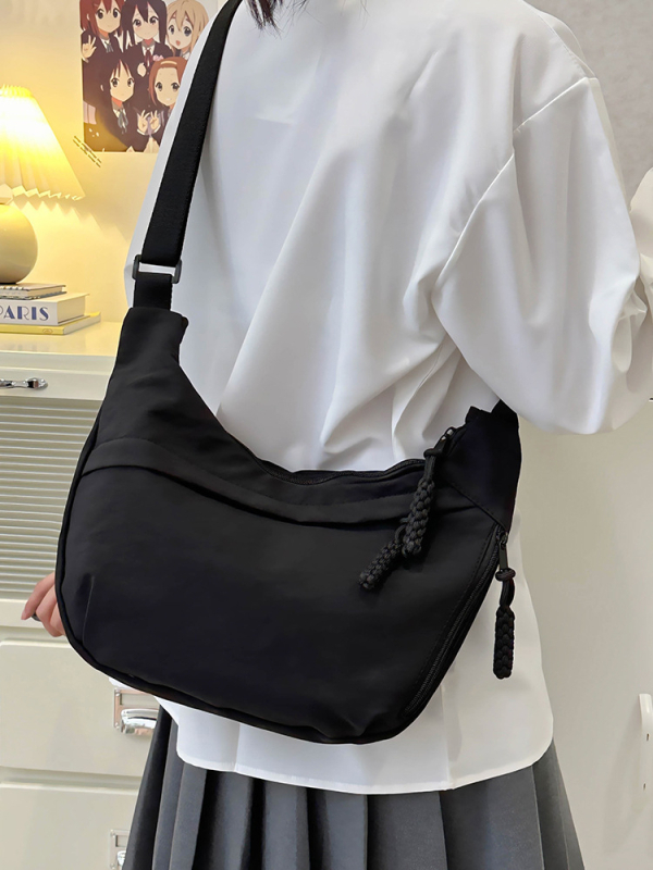Crossbody torba u obliku dumplinga, gradski stil, kompozitni materijal, zatvaranje na zip, poliester podstava