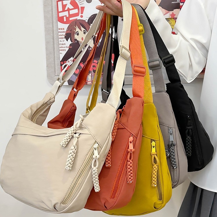 Crossbody torba u obliku dumplinga, gradski stil, kompozitni materijal, zatvaranje na zip, poliester podstava